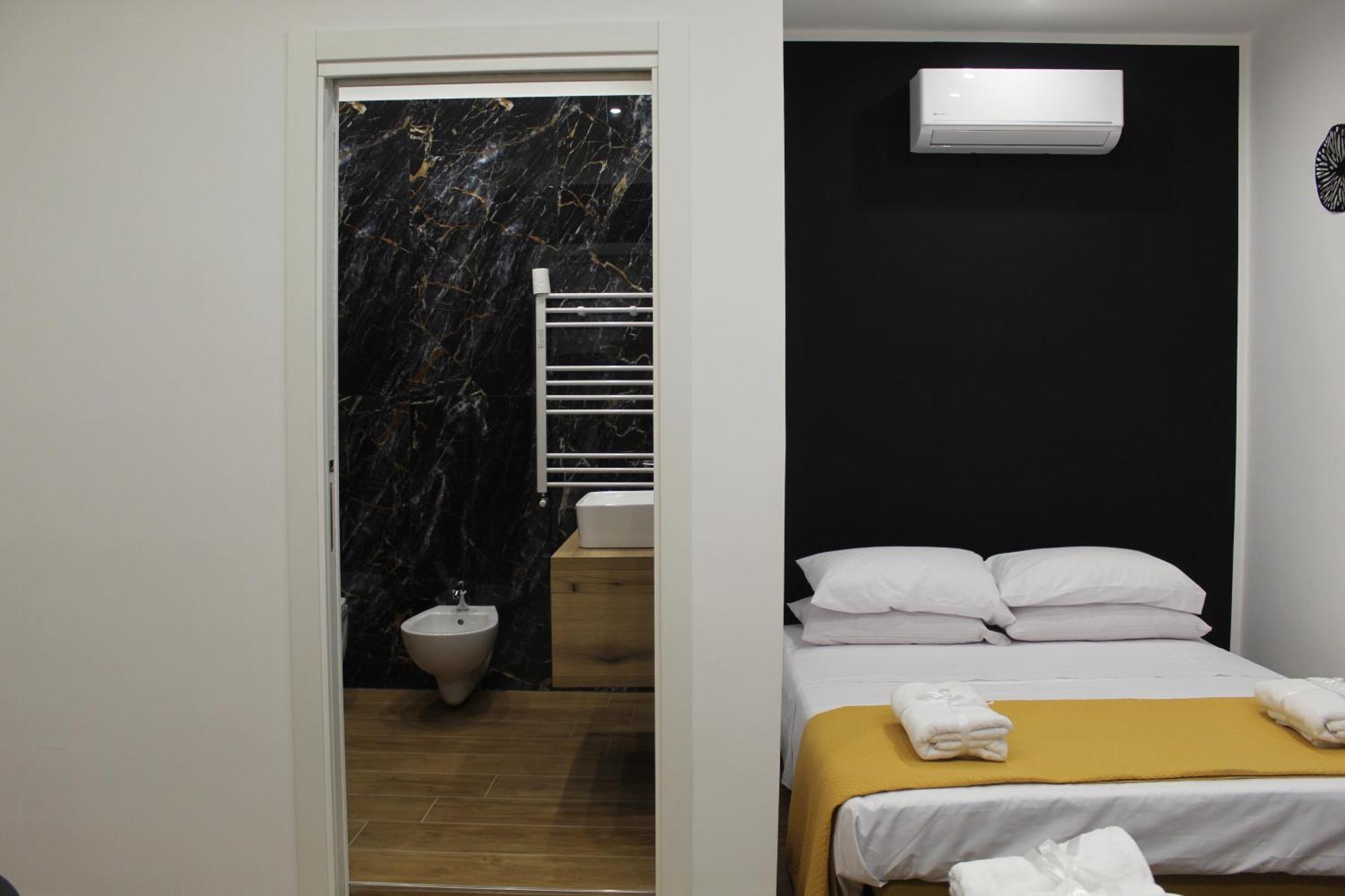 Blackwoody Contemporary Rooms - Napoli Centro Storico Экстерьер фото