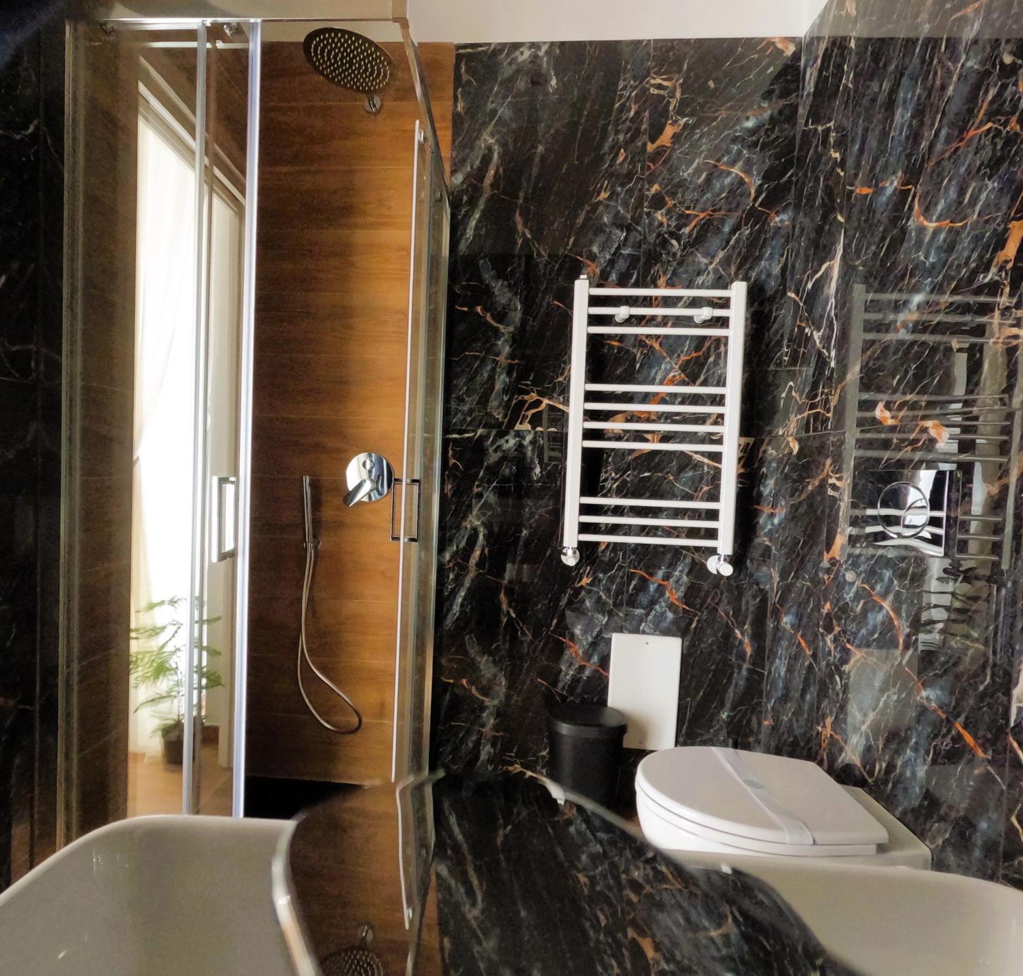 Blackwoody Contemporary Rooms - Napoli Centro Storico Экстерьер фото