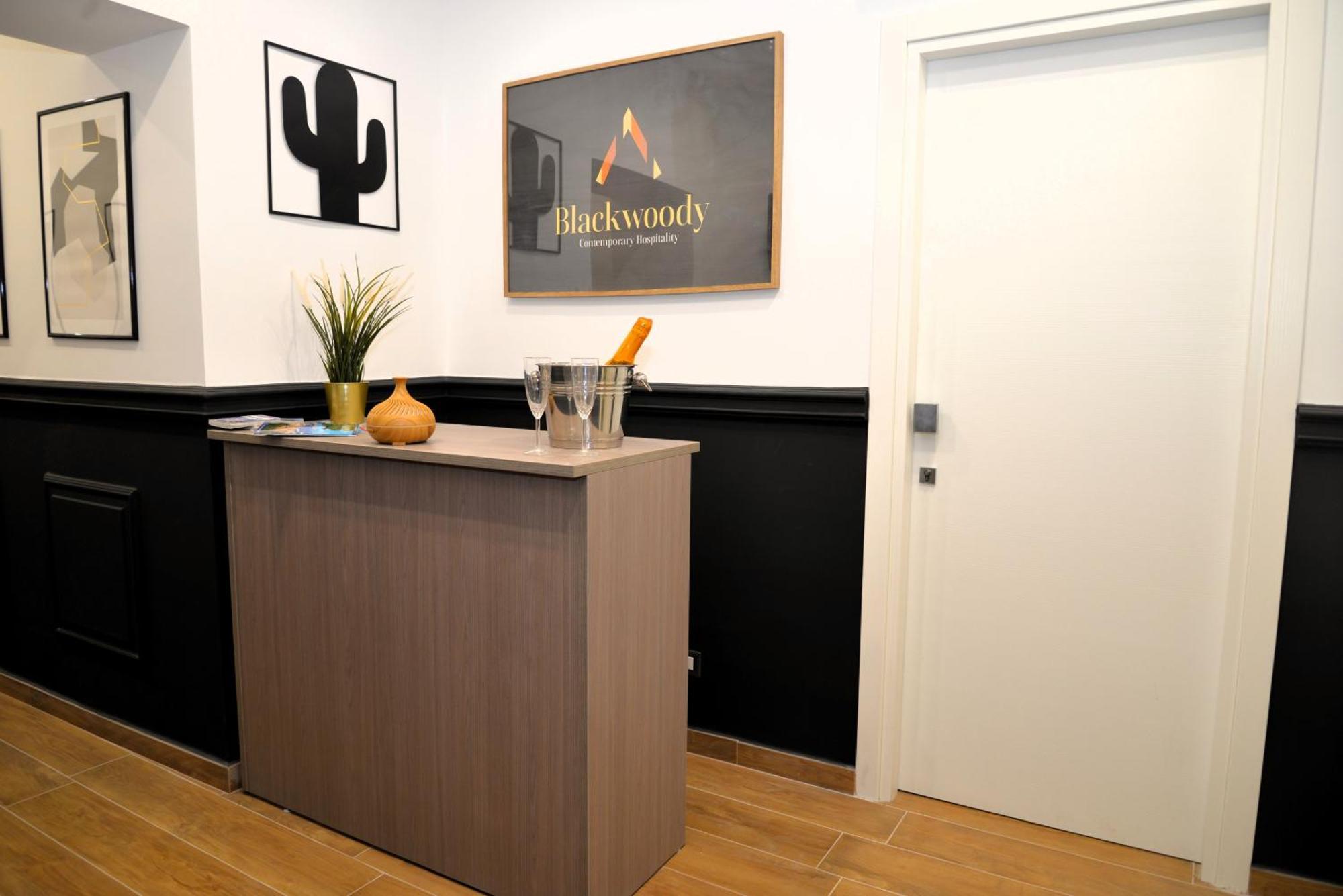 Blackwoody Contemporary Rooms - Napoli Centro Storico Экстерьер фото