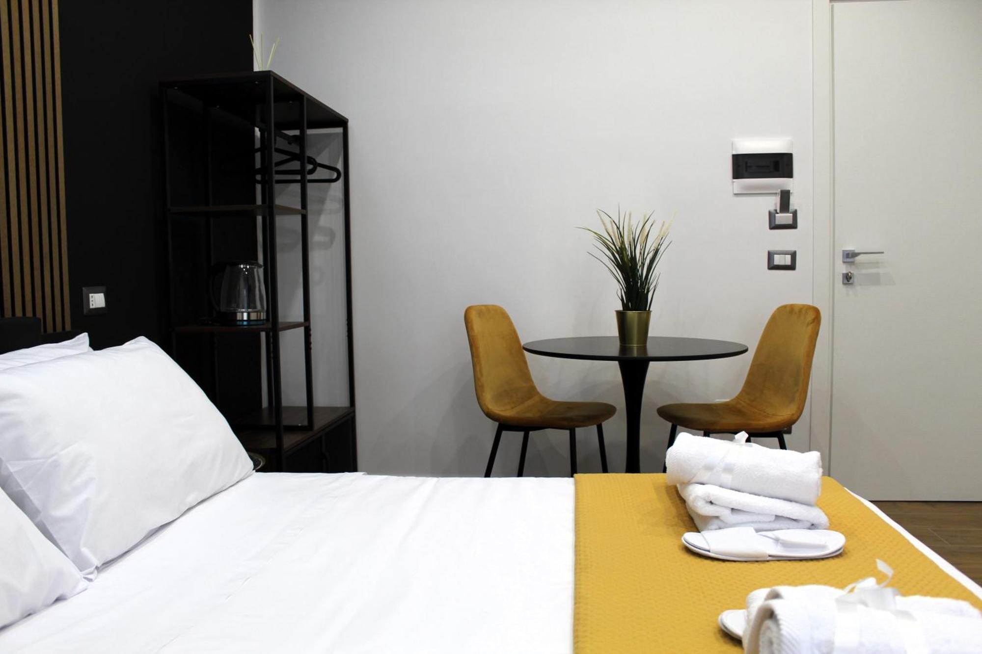 Blackwoody Contemporary Rooms - Napoli Centro Storico Экстерьер фото